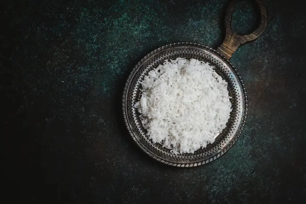 Une assiette de noix de coco râpé