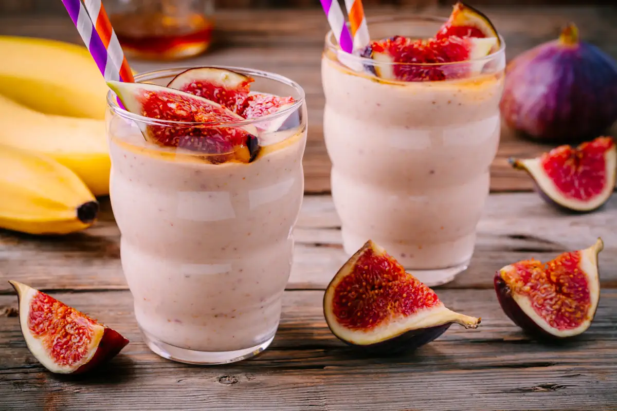 Des verres de smoothies avec des figues