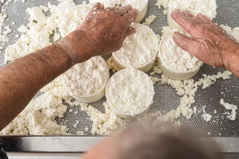 Un homme qui éparpille de la ricotta