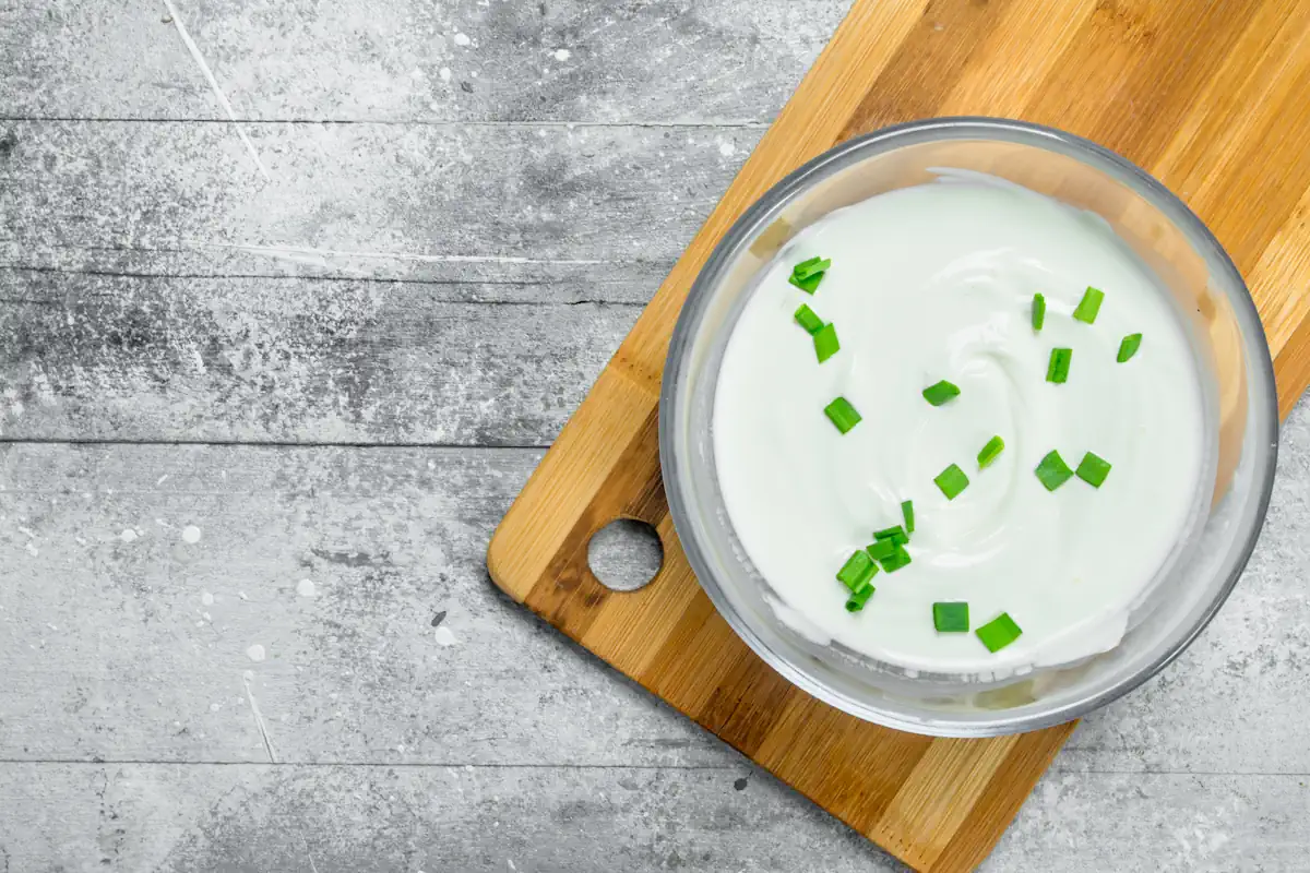 Un bol de sauce blanche avec quelques herbes fraîches sur le sommet