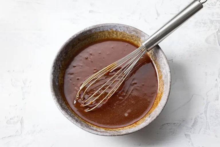 Un bol de jus de viande avec un fouet à l'intérieur