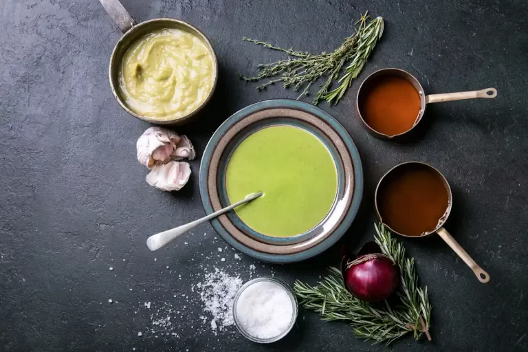 Une sauce vinaigrette posée à côté de plusieurs autres sauces