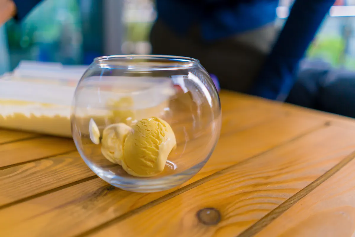 Des boules de glaces dans un verre rond transparent