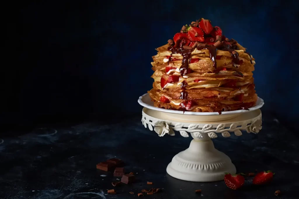 Une assiette de gâteau fait avec de la pâte à crêpe