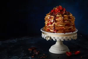 Une assiette de gâteau fait avec de la pâte à crêpe